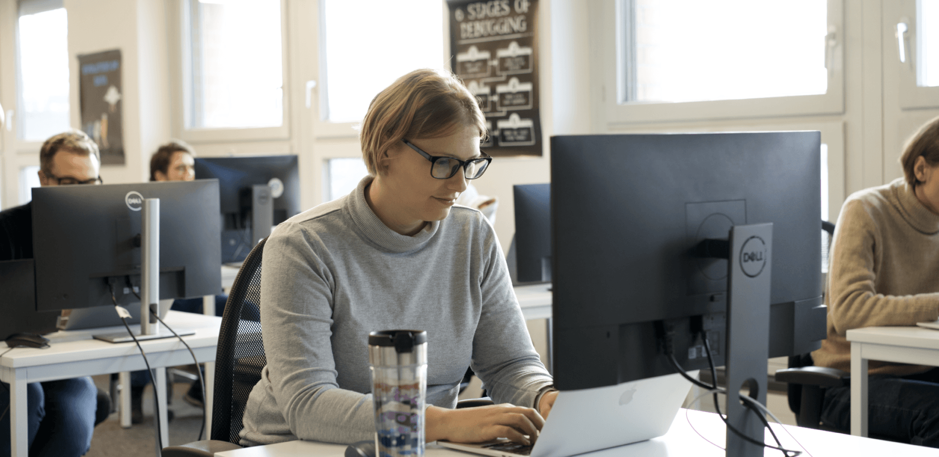 Studentin lernt programmieren