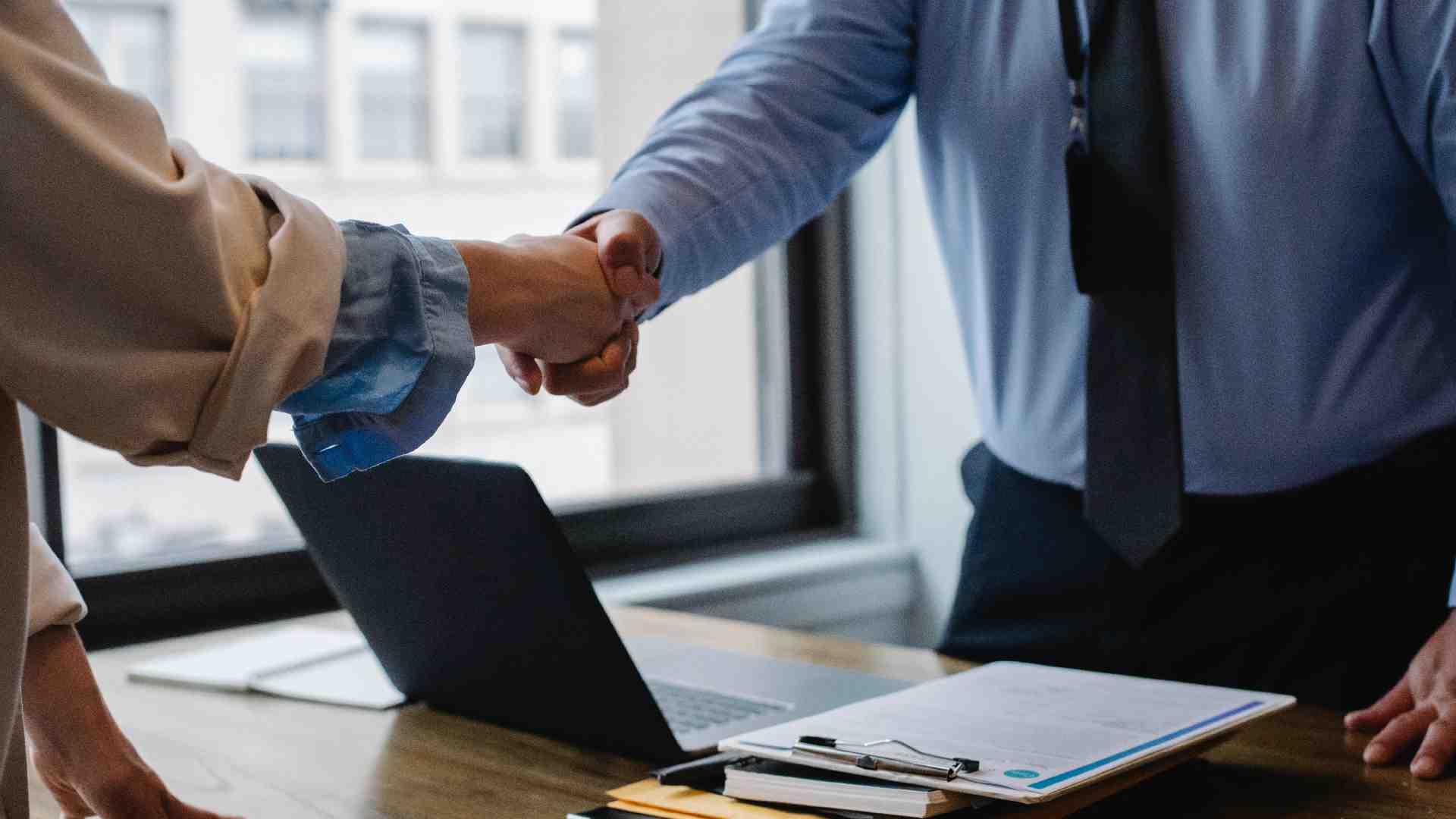 Absolventen schütteln dem Interviewer die Hand