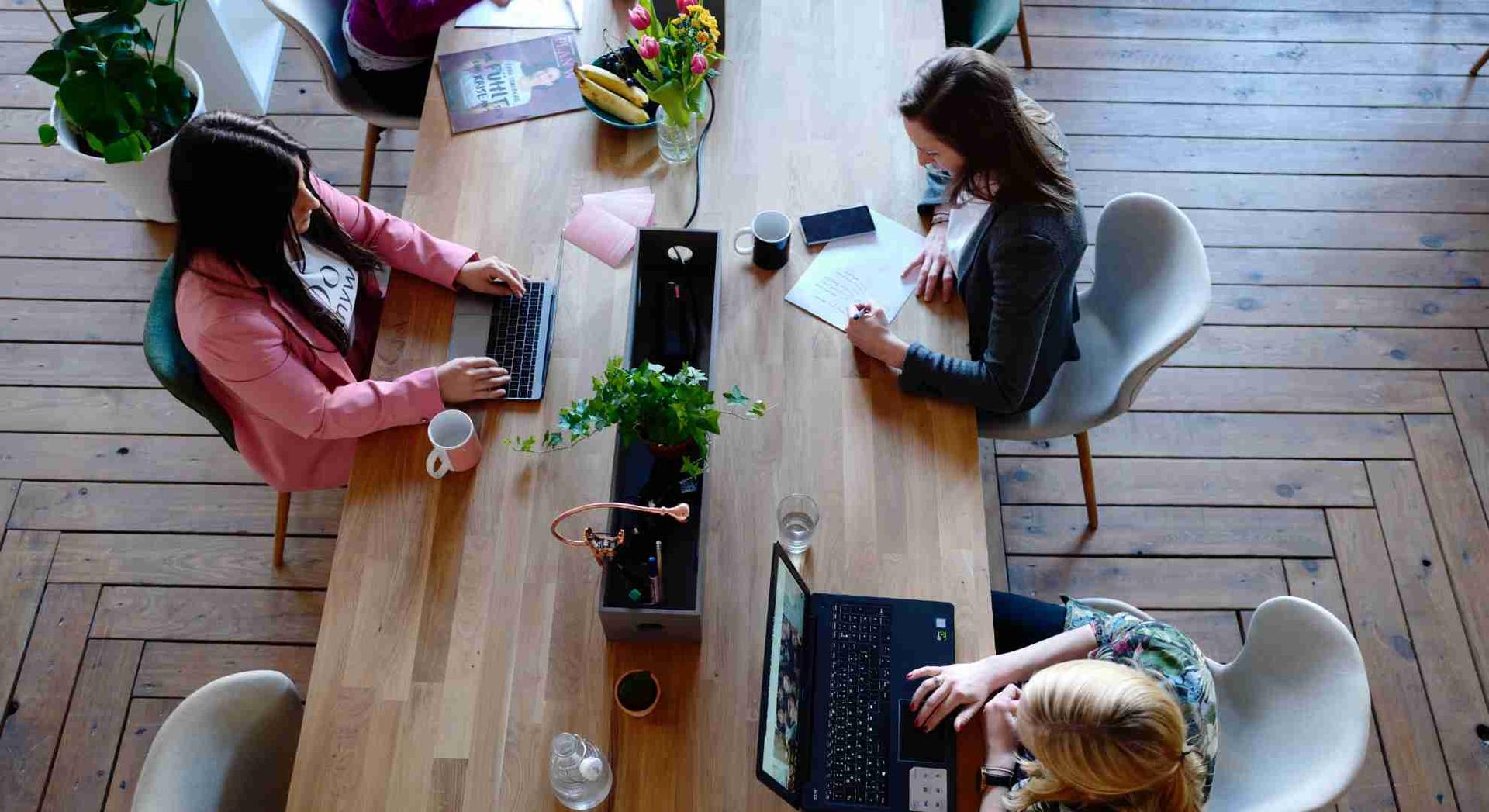 Menschen-die-an-einem-Laptop-arbeiten